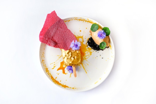 Plato creativo servido en mesa